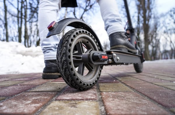 trottinette dans la neige